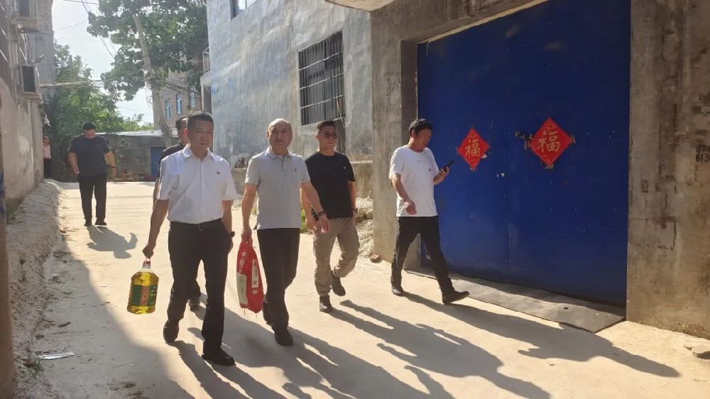 【党建园地】党旗映初心 关怀暖桑榆|郑投产业园党支部开展“七一”走访慰问老党员活动