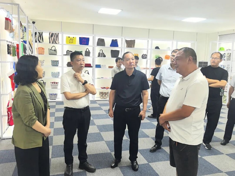 郑投产业园公司随同二七经开区管委会赴洛阳偃师区先进制造业开发区调研特色产业带